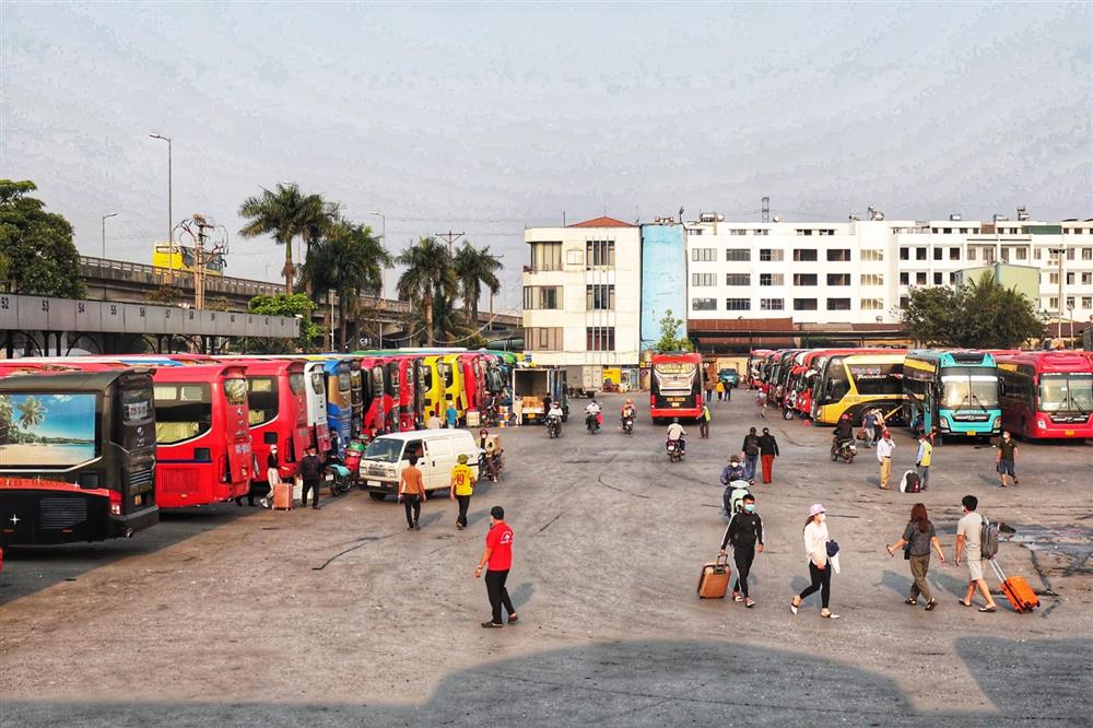 Hàng nghìn người rời Hà Nội về quê nghỉ lễ Giỗ Tổ, khu vực cửa ngõ ùn tắc, bến xe lại vắng vẻ-20