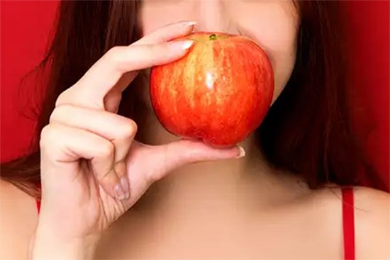 Đến nhà bạn thân làm khách, con cô ấy luôn cho tôi ăn táo, sau đó, tôi và chồng ly dị