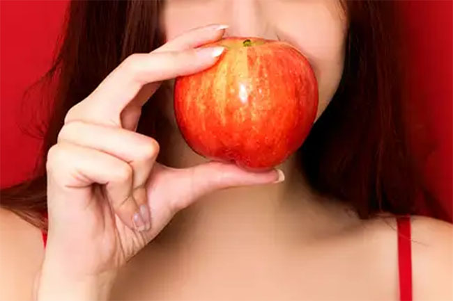 Đến nhà bạn thân làm khách, con cô ấy luôn cho tôi ăn táo, sau đó, tôi và chồng ly dị-1