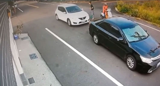 Cầm hung khí hung hăng định đập ô tô, thanh niên bị tài xế nhấn ga rượt đuổi, tông liên tiếp vào cả người và xe-1