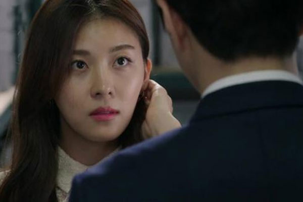 Sinh nhật mẹ tôi, vợ nói bận đi công tác, nhưng khi về đến nhà thấy hai người ở cửa, tôi cảm động bật khóc-1