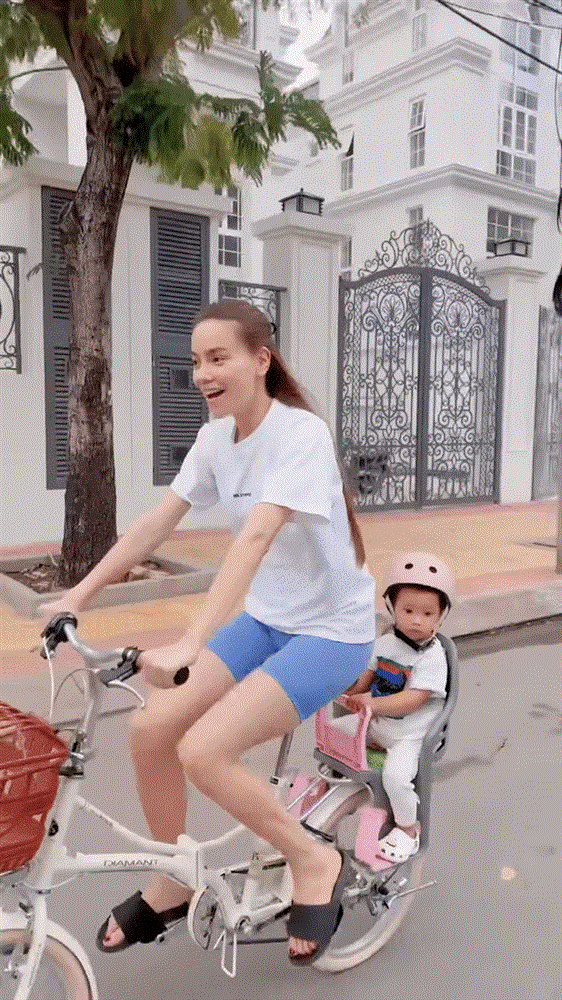 Clip cưng xỉu của 2 nhóc tỳ nhà Hà Hồ: Lisa nhu mì bao nhiêu nhìn qua biểu cảm của Leon là hội mẹ bỉm auto bật cười!-1