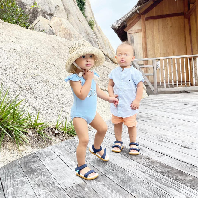 Clip cưng xỉu của 2 nhóc tỳ nhà Hà Hồ: Lisa nhu mì bao nhiêu nhìn qua biểu cảm của Leon là hội mẹ bỉm auto bật cười!-6