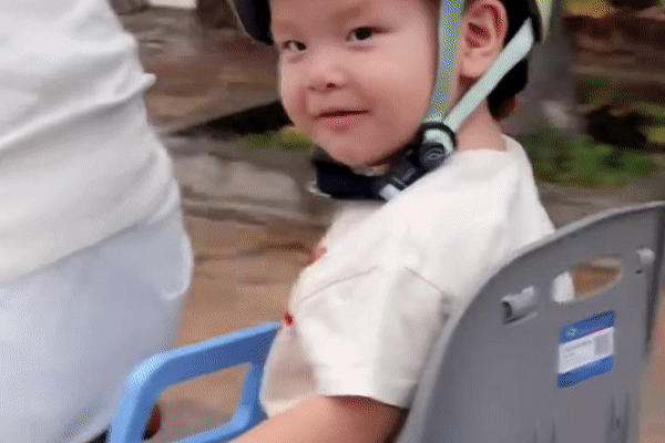 Clip cưng xỉu của 2 nhóc tỳ nhà Hà Hồ: Lisa nhu mì bao nhiêu nhìn qua biểu cảm của Leon là hội mẹ bỉm 