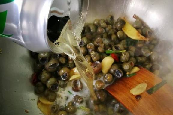 Chán ốc luộc thì làm ngay món ốc xào cay ngon đúng điệu, thơm nồng đã miệng-8