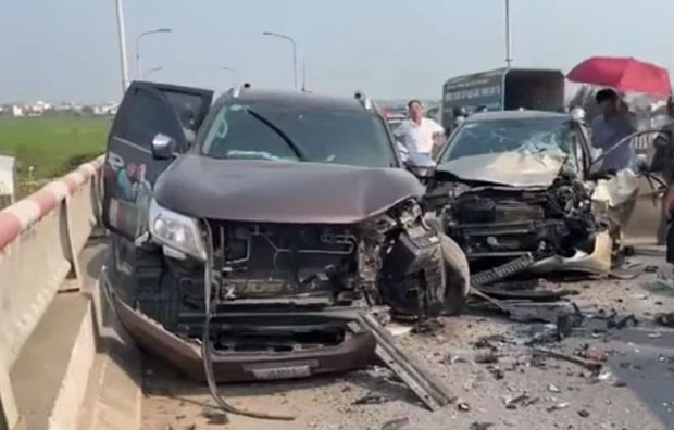 3 ô tô biến dạng sau tai nạn liên hoàn, 1 người nguy kịch-2