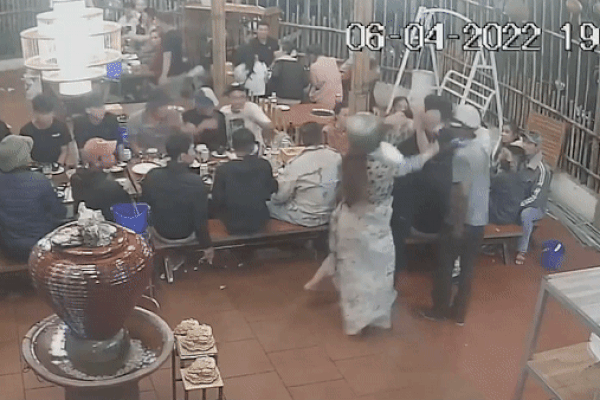 Hà Nội: Người phụ nữ nhập viện nguy kịch sau trận đòn của gã đàn ông ở quán bia-4