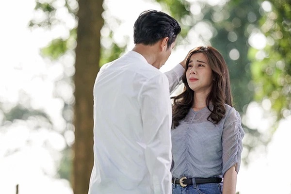 Gặp lại người chồng phản bội năm nào đang loay hoay vì quên ví ở siêu thị, cô vợ cũ có pha xử lý chất lừ khiến đối phương chết lặng-3