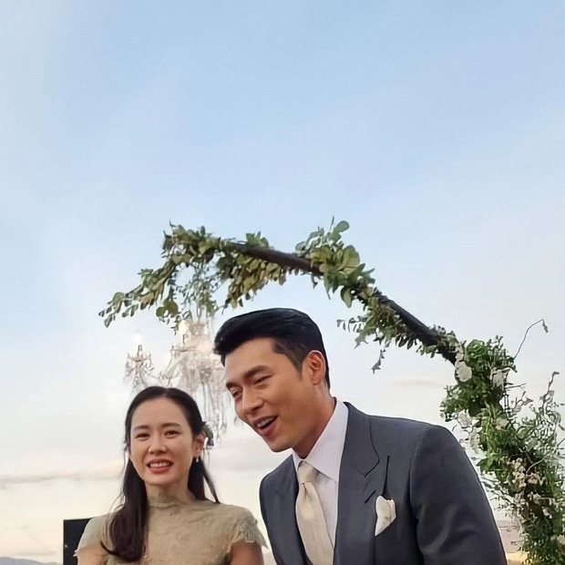 Hé lộ ảnh chụp chung cực nét đầu tiên của Hyun Bin và Son Ye Jin trong siêu đám cưới, nhưng sao nhìn khổ thân anh chị quá!-1