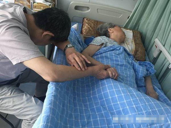 Từ viện về nhà, con trai chỉ đưa tôi túi quần áo cũ, lúc mở ra tôi sững người xót xa-3