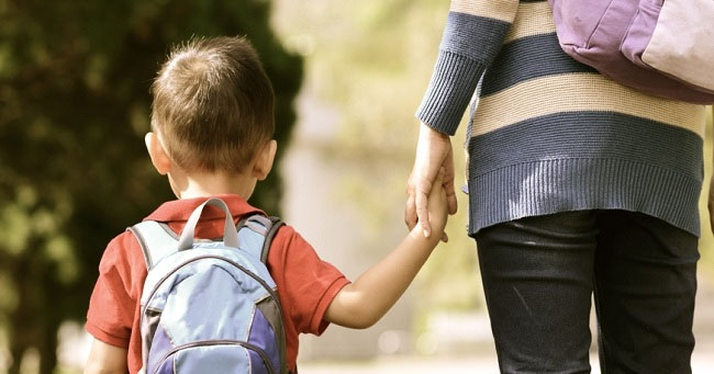 Từ viện về nhà, con trai chỉ đưa tôi túi quần áo cũ, lúc mở ra tôi sững người xót xa-1