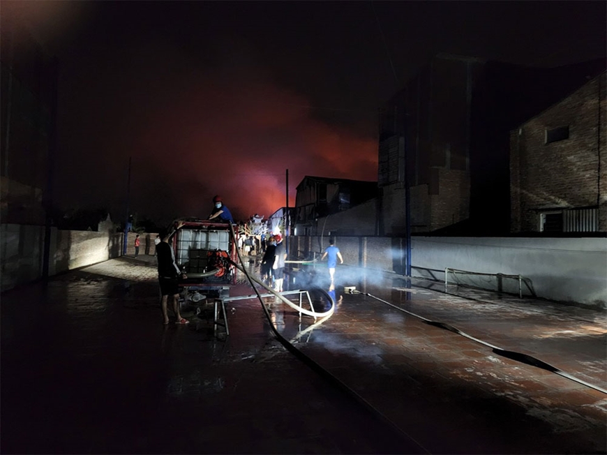 Hà Nội: Kịp thời dập tắt đám cháy các hộ sản xuất, kinh doanh tại Thạch Thất-2