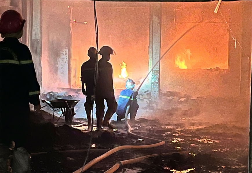 Hà Nội: Kịp thời dập tắt đám cháy các hộ sản xuất, kinh doanh tại Thạch Thất-3