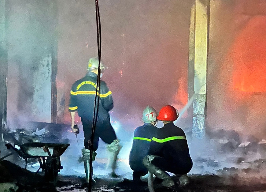 Hà Nội: Kịp thời dập tắt đám cháy các hộ sản xuất, kinh doanh tại Thạch Thất-4