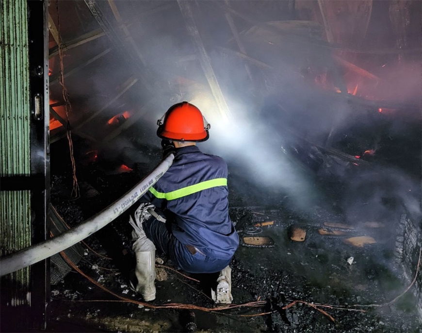 Hà Nội: Kịp thời dập tắt đám cháy các hộ sản xuất, kinh doanh tại Thạch Thất-5