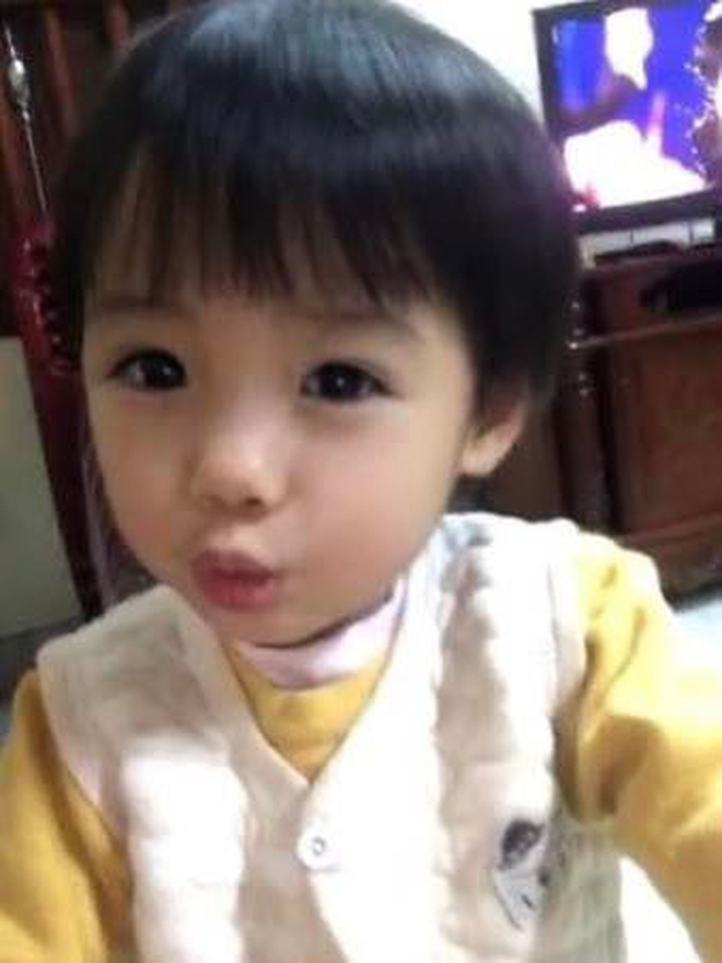 Hà Nội: Người mẹ nghi trầm cảm sau sinh dẫn theo 2 con sinh đôi 3 tuổi rời nhà đã 9 ngày chưa về-3