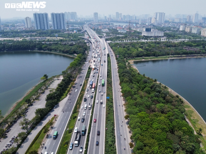 Ùn tắc kéo dài ở cửa ngõ Hà Nội trong ngày đầu nghỉ lễ Giỗ Tổ Hùng Vương-1