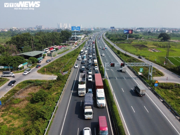 Ùn tắc kéo dài ở cửa ngõ Hà Nội trong ngày đầu nghỉ lễ Giỗ Tổ Hùng Vương-5