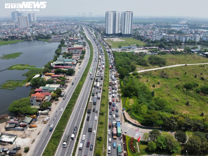 Ùn tắc kéo dài ở cửa ngõ Hà Nội trong ngày đầu nghỉ lễ Giỗ Tổ Hùng Vương-3