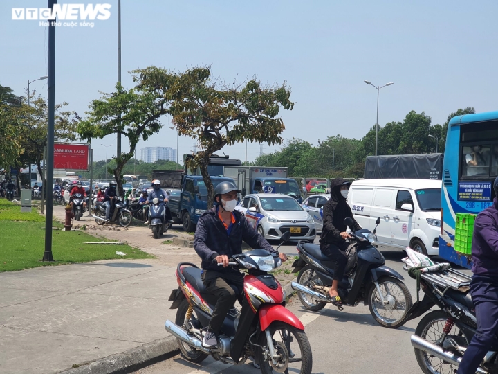 Ùn tắc kéo dài ở cửa ngõ Hà Nội trong ngày đầu nghỉ lễ Giỗ Tổ Hùng Vương-7