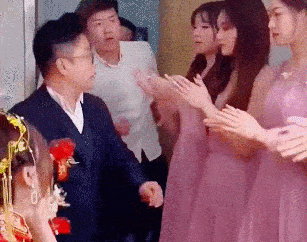 Hồ hởi vào phòng đón cô dâu, chú rể “điếng người” khi nhận ra danh tính dàn phù dâu xinh đẹp, chỉ muốn bỏ chạy ngay và luôn