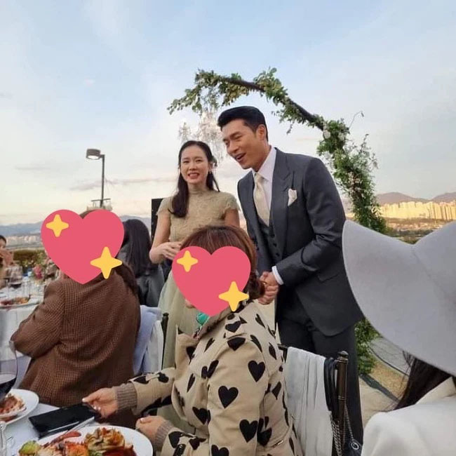 Cận khoảnh khắc Hyun Bin - Son Ye Jin dắt tay nhau tới từng bàn khách mời nói lời cảm ơn-1