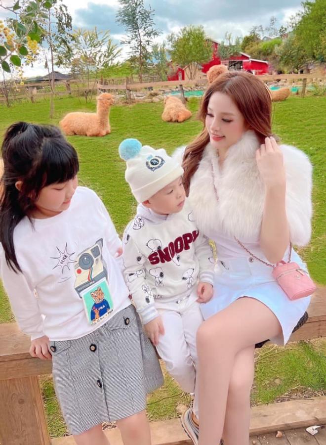 Huyền Baby bị lộ body gái hai con kém xinh do chiếc gương phản chủ-9