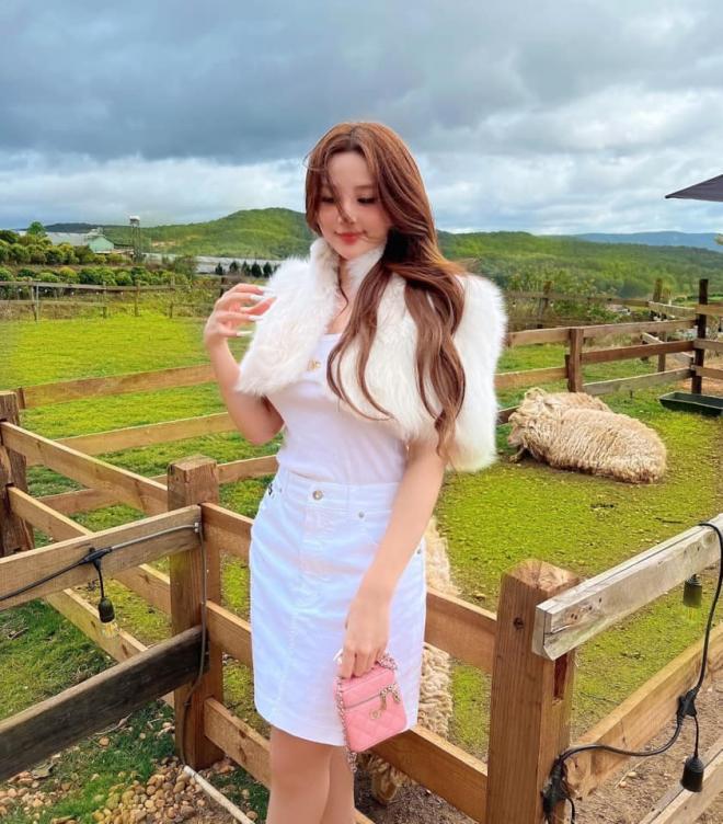 Huyền Baby bị lộ body gái hai con kém xinh do chiếc gương phản chủ-11