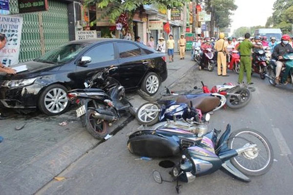 Bắt nhân viên quán ăn xếp hàng xin lỗi, 6 côn đồ bị khởi tố-2