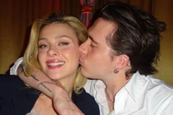 Siêu đám cưới 91 tỷ Brooklyn Beckham và ái nữ tài phiệt: Cô dâu chú rể hôn hẹn ước, vợ chồng Beckham lên đồ đỉnh cao, nhẫn cưới khủng gây sốc-20