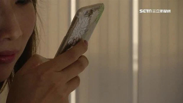 Nam thanh niên bỗng thấy mắt phải mờ rồi chuyển sang màu đen, nguyên nhân đến từ thói quen xấu khi dùng điện thoại-1