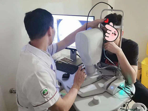 Nam thanh niên bỗng thấy mắt phải mờ rồi chuyển sang màu đen, nguyên nhân đến từ thói quen xấu khi dùng điện thoại-2
