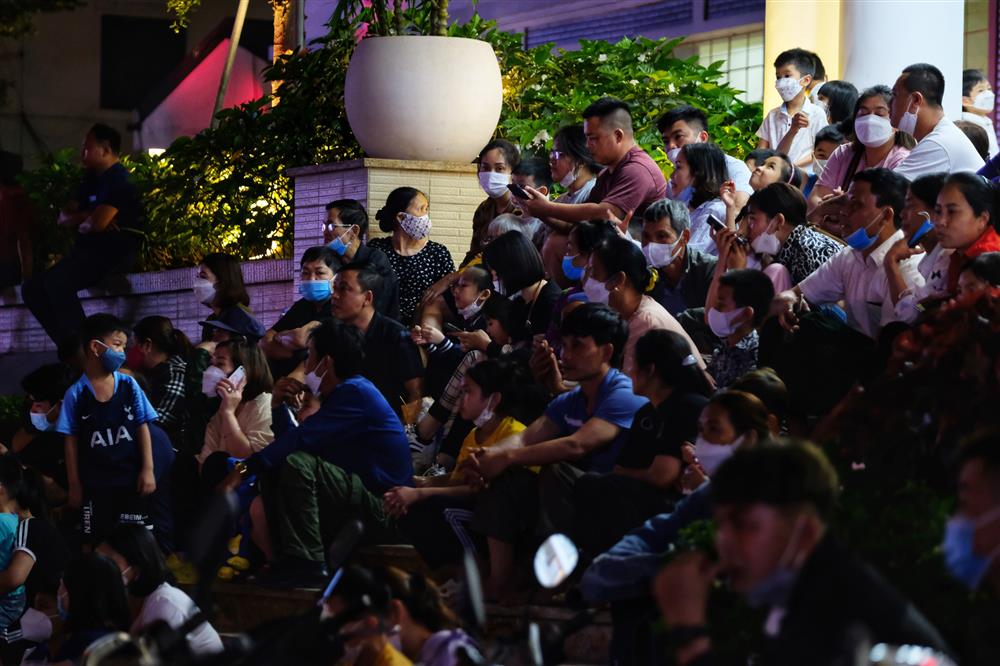 Hàng ngàn người dân chen chân xem pháo hoa dịp Giỗ Tổ Hùng Vương-2