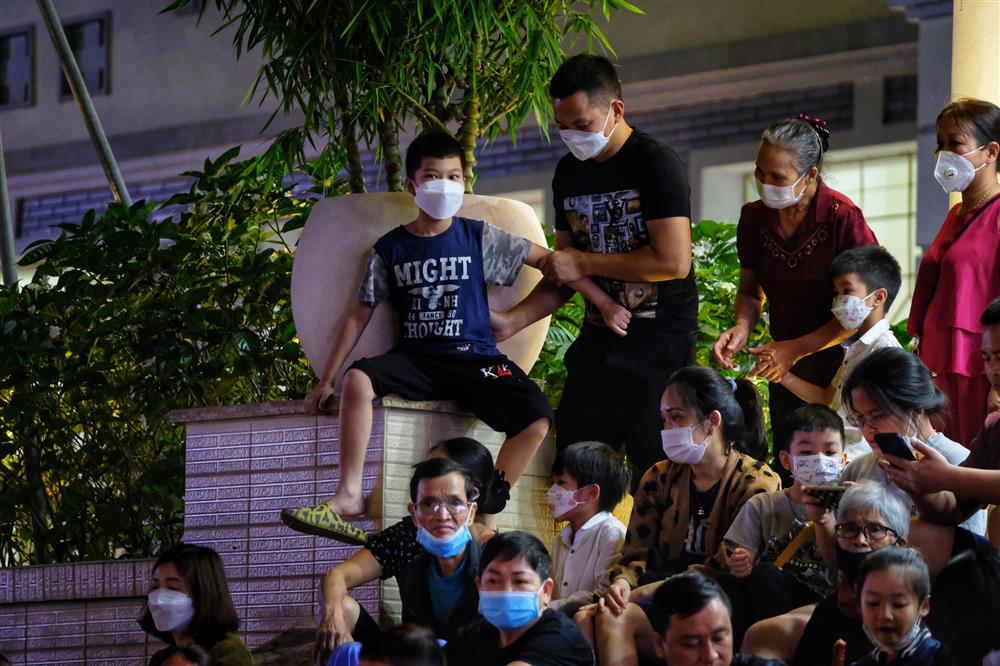 Hàng ngàn người dân chen chân xem pháo hoa dịp Giỗ Tổ Hùng Vương-7