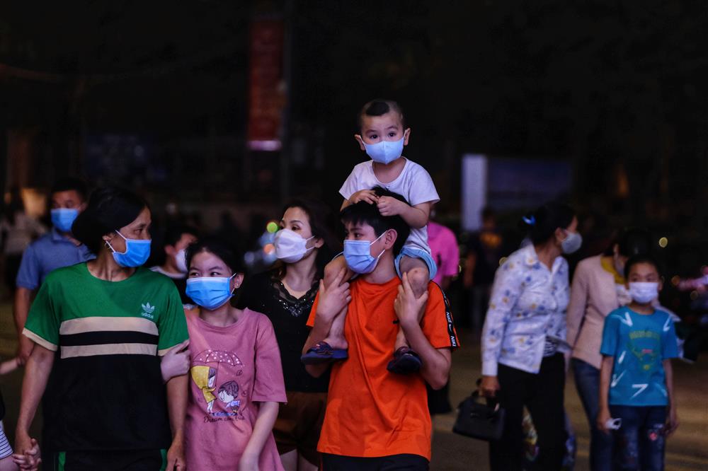 Hàng ngàn người dân chen chân xem pháo hoa dịp Giỗ Tổ Hùng Vương-8