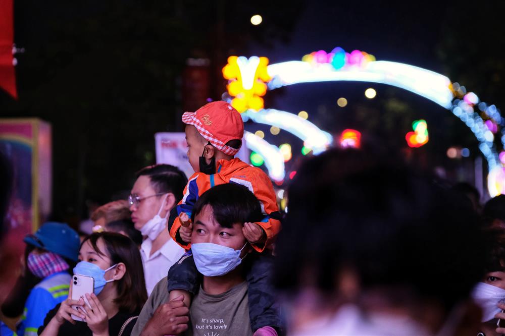 Hàng ngàn người dân chen chân xem pháo hoa dịp Giỗ Tổ Hùng Vương-9