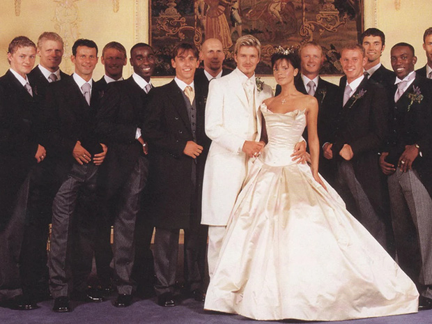 Nhìn lại đám cưới 18 tỷ của David và Victoria Beckham ở lâu đài: Cô dâu chú rể lên đồ như cổ tích, xúc động nhất ảnh bế Brooklyn bé tí-2