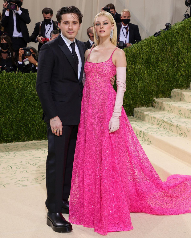 Nhìn lại đám cưới 18 tỷ của David và Victoria Beckham ở lâu đài: Cô dâu chú rể lên đồ như cổ tích, xúc động nhất ảnh bế Brooklyn bé tí-11