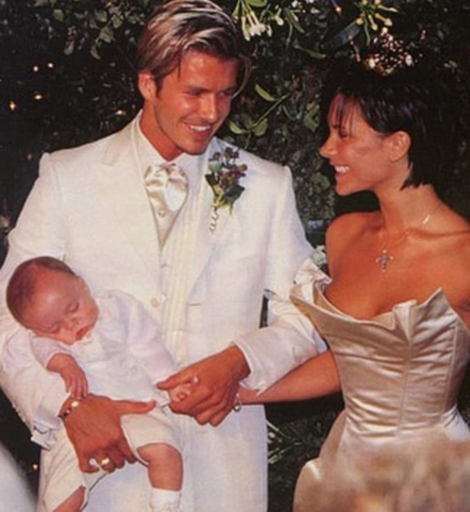 Nhìn lại đám cưới 18 tỷ của David và Victoria Beckham ở lâu đài: Cô dâu chú rể lên đồ như cổ tích, xúc động nhất ảnh bế Brooklyn bé tí-6