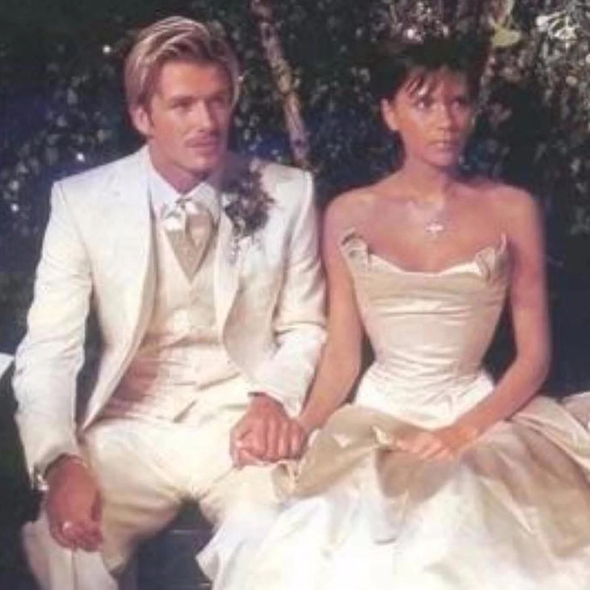 Nhìn lại đám cưới 18 tỷ của David và Victoria Beckham ở lâu đài: Cô dâu chú rể lên đồ như cổ tích, xúc động nhất ảnh bế Brooklyn bé tí-7