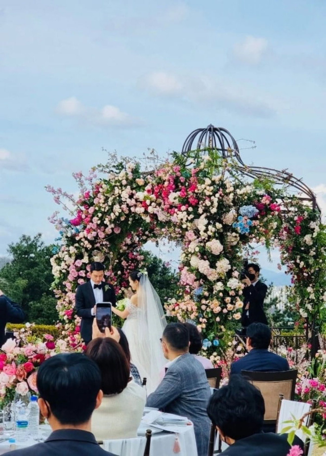 Lần đầu hé lộ ảnh cận cảnh không gian tiệc cưới của Hyun Bin - Son Ye Jin: Lộng lẫy đến mức khách mời đều phải thốt lên 1 câu-2