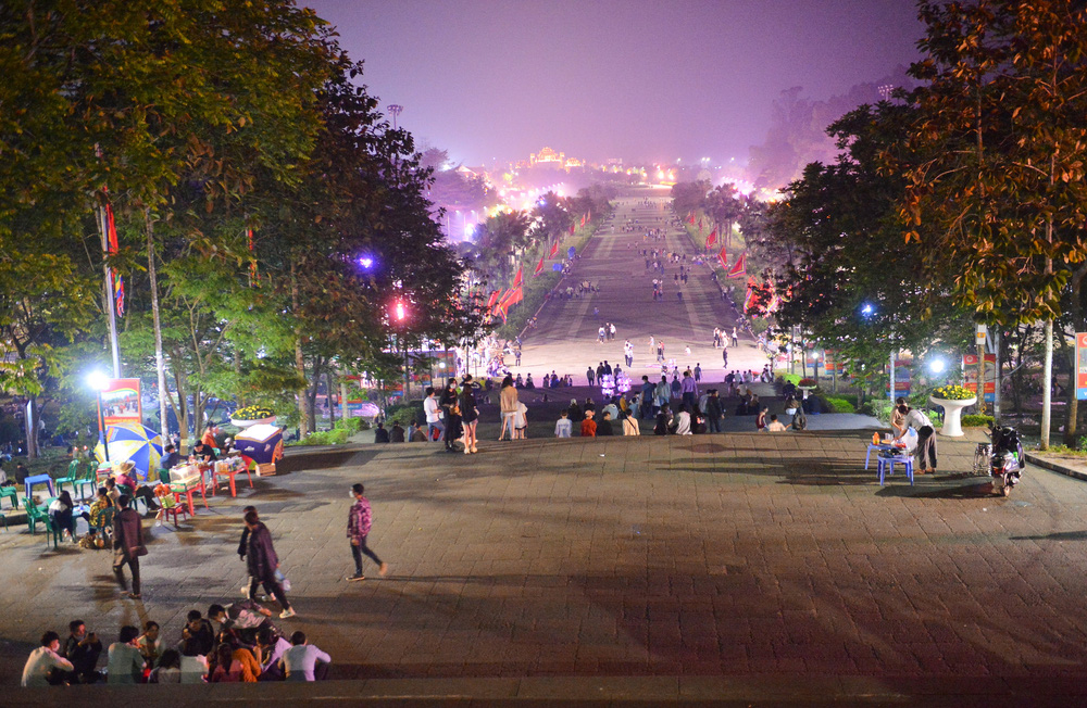 Du khách trải bạt nằm vạ vật, chấp nhận cảnh màn trời, chiếu đất bám trụ xuyên đêm chờ dâng hương Vua Hùng-1