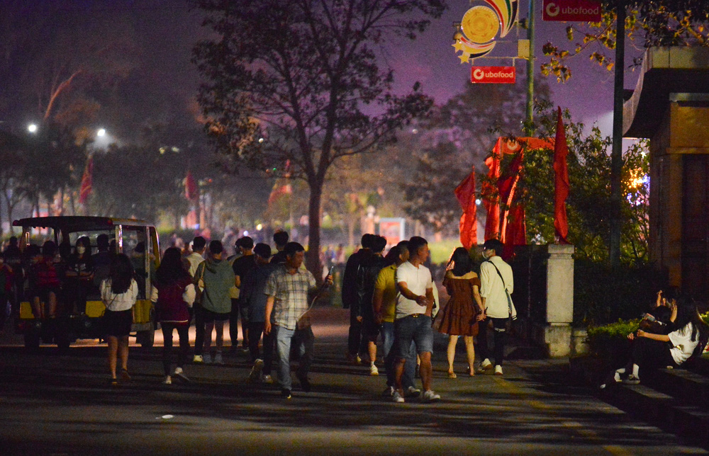 Du khách trải bạt nằm vạ vật, chấp nhận cảnh màn trời, chiếu đất bám trụ xuyên đêm chờ dâng hương Vua Hùng-2