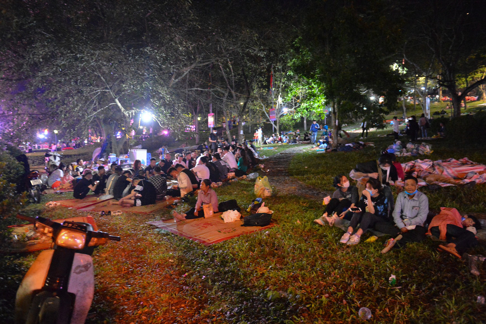 Du khách trải bạt nằm vạ vật, chấp nhận cảnh màn trời, chiếu đất bám trụ xuyên đêm chờ dâng hương Vua Hùng-11