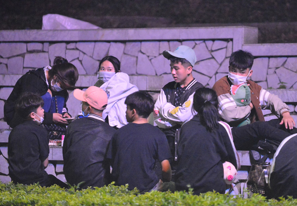 Du khách trải bạt nằm vạ vật, chấp nhận cảnh màn trời, chiếu đất bám trụ xuyên đêm chờ dâng hương Vua Hùng-12