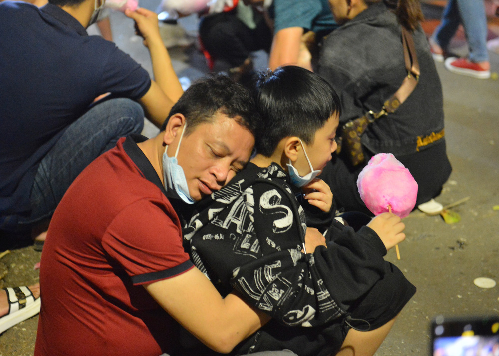 Du khách trải bạt nằm vạ vật, chấp nhận cảnh màn trời, chiếu đất bám trụ xuyên đêm chờ dâng hương Vua Hùng-4