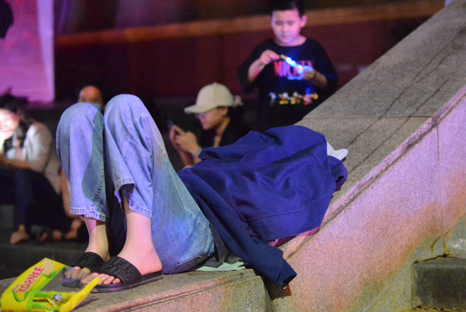 Du khách trải bạt nằm vạ vật, chấp nhận cảnh màn trời, chiếu đất bám trụ xuyên đêm chờ dâng hương Vua Hùng-5