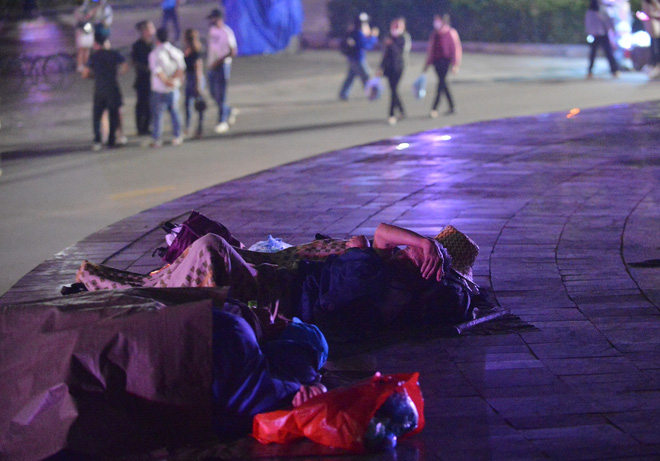 Du khách trải bạt nằm vạ vật, chấp nhận cảnh màn trời, chiếu đất bám trụ xuyên đêm chờ dâng hương Vua Hùng-6