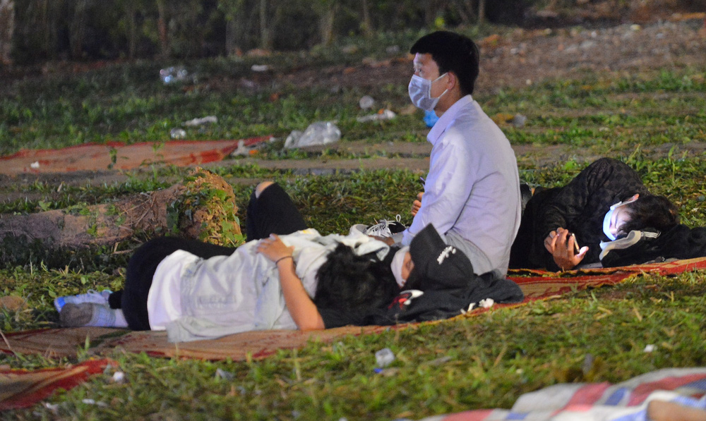 Du khách trải bạt nằm vạ vật, chấp nhận cảnh màn trời, chiếu đất bám trụ xuyên đêm chờ dâng hương Vua Hùng-9