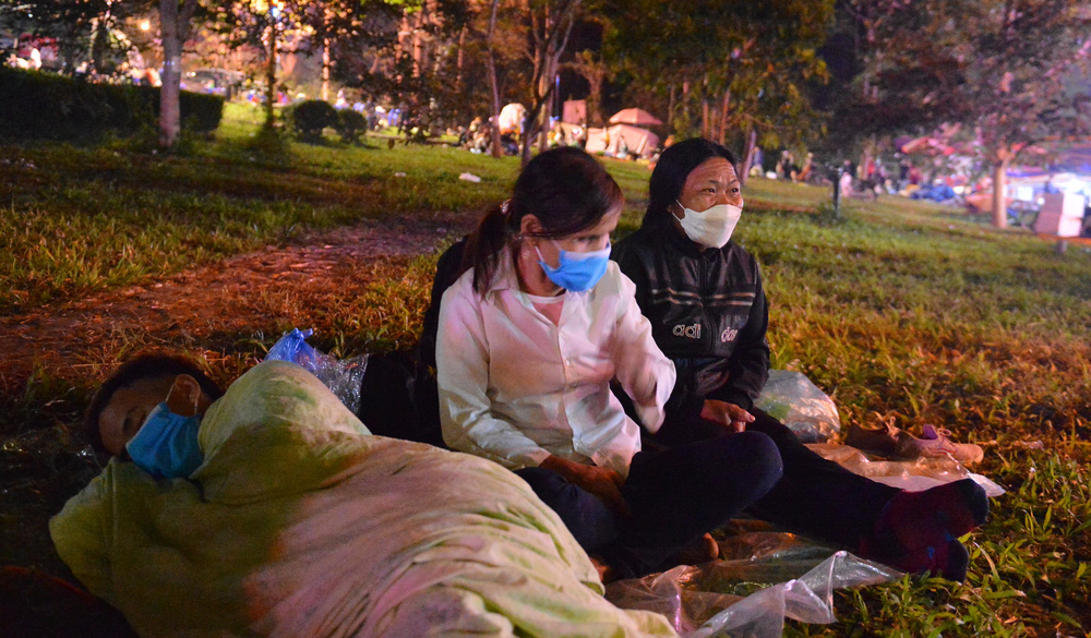 Du khách trải bạt nằm vạ vật, chấp nhận cảnh màn trời, chiếu đất bám trụ xuyên đêm chờ dâng hương Vua Hùng-13